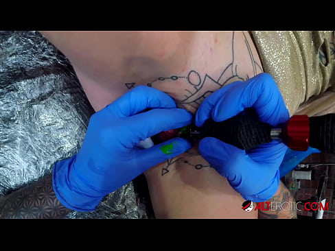 ❤️ Sully Savage mai tsananin jarfa ta yi tattoo a kan kwarin ta ❌ Batsa vk
